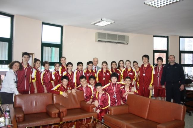 BASKETBOL TAKIMIMIZLA GURUR DUYUYORUZ.