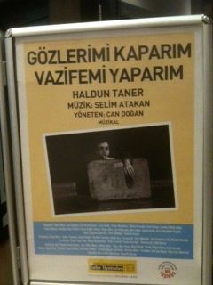 ÖZEL UĞUR ANADOLU LİSESİ ÖĞRENCİLERİ TİYATRODA “GÖZLERİMİ KAPARIM VAZİFEMİ YAPARIM”