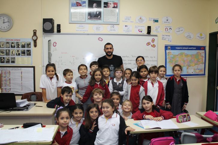 Futbolcu Ümit Karan Uğur Koleji Öğrencileriyle Buluştu