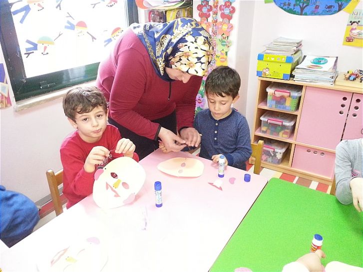 Kelebekler sınıfı öğrencilerimizden Nisa Baştuğ'un annesi ile yaptığımız veli katılımı etkinliğimizde beş duyu organımızı tanıdık.