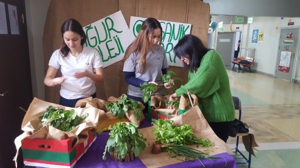 Tarım ve Ekoloji Atölyesi Öğrencileri Kendi Üretimleriyle  Organik Pazar Açtı