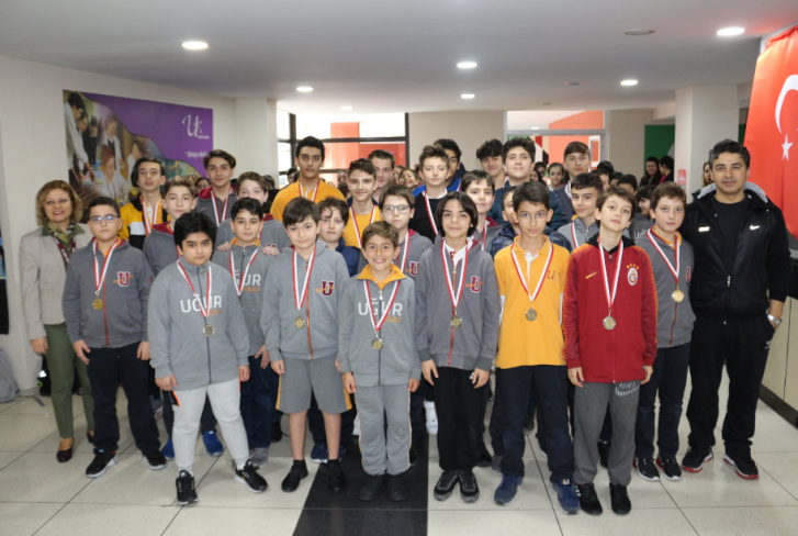 Futsal Turnuvasının Galipleri Madalyalarını Aldı