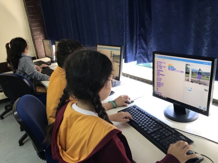 Öğrencilerimiz Scratch ile Hem Tasarlıyor Hem Kodluyor