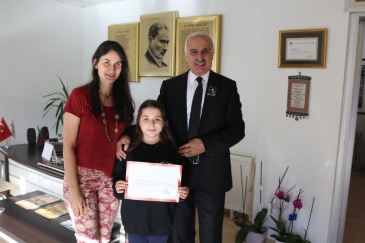 “Atatürk’e Özlem” konulu şiir yarışmasını “Haydi Uyan!” şiiri ile 7-C sınıfından Berçin Uğur kazandı.